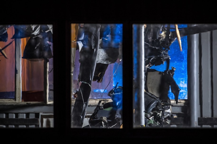 Niewielki śmigłowiec przebił dach hali magazynowej w Pilźnie /Martin Divisek /PAP/EPA