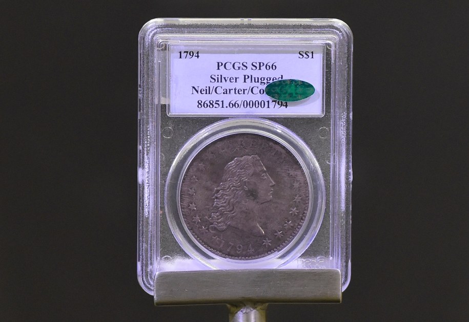 Niewielki srebrny krążek wart 10 milionów dolarów: Flowing Hair Liberty Dollar /Roman Vondrous    /PAP/EPA