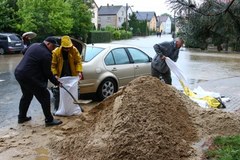 Niewielki strumień Lubrzanka zalał część miejscowości Lubrza koło Prudnika