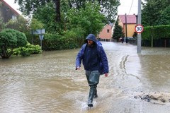 Niewielki strumień Lubrzanka zalał część miejscowości Lubrza koło Prudnika