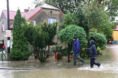 Niewielki strumień Lubrzanka zalał część miejscowości Lubrza koło Prudnika