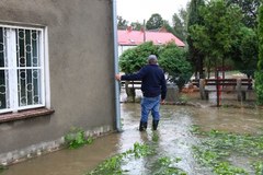 Niewielki strumień Lubrzanka zalał część miejscowości Lubrza koło Prudnika