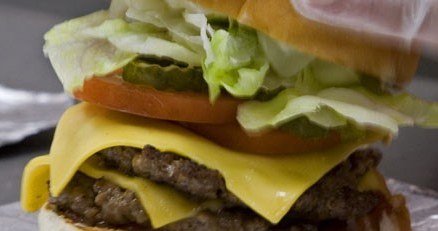 Niewinny cheeseburger może zrujnować szanse na to, że twoje dziecko zostanie smakoszem /AFP