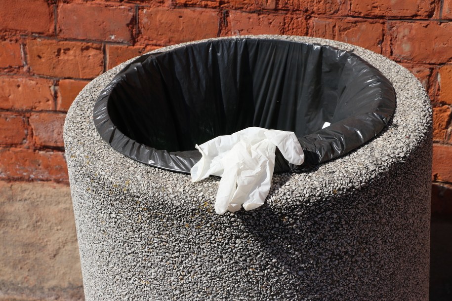 Niewłaściwa ultylizacja zużytych środkó ochrony osobistej może zwiększa ryzyko zakażenia koronawirusem /Józef Polewka /RMF FM