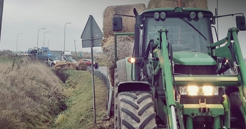 Niewłaściwie zabezpieczony ładunek zsunął się z przyczepy /Policja