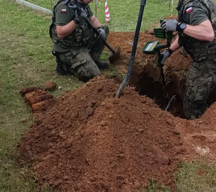 Niewybuch na cmentarzu w powiecie ełckim /KPP Ełk /Materiały prasowe