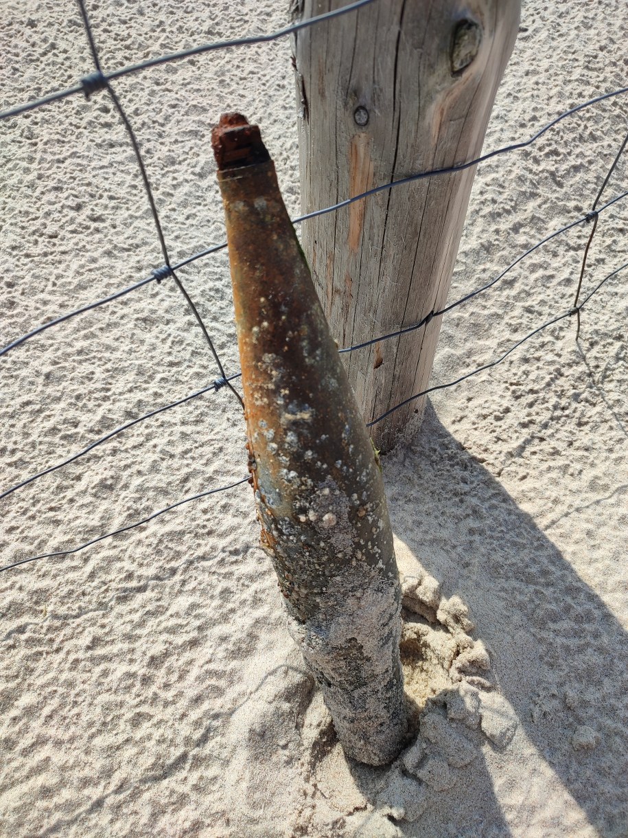 Niewybuch na plaży w Ustce - fot. Adrian Peliński /Gorąca Linia RMF FM