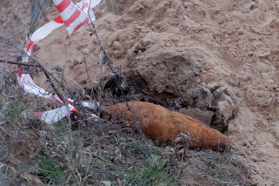 Niewybuch znaleziony podczas prac budowlanych. To może być pocisk artyleryjski z czasów II wojny światowej /Tomasz Waszczuk /PAP