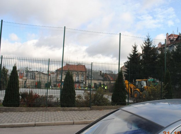 Niewybuchy znaleziono na terenie boiska szkolnego przy ul. Spytka w Jarosławiu /KPP JAROSŁAW /