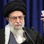 „Niewykluczone, że chcą zakazić inne narody”. Twitter usunął wpis ajatollaha Chameneia o szczepionkach
