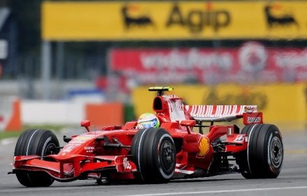 Niewykluczone, że Ferrari, podobnie jak McLaren, będzie miało trzy bolidy /AFP
