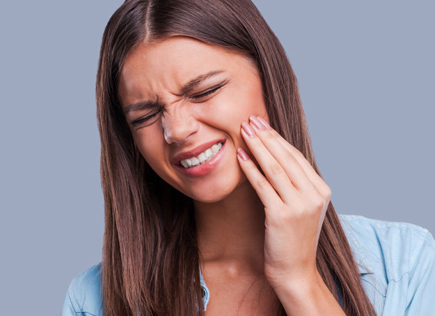 Niewyleczony ząb może być przyczyną poważnych problemów. /123RF/PICSEL