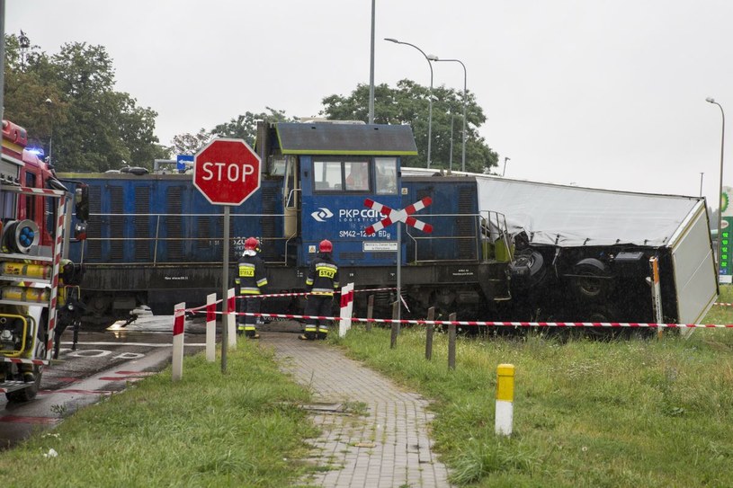 Niezachowanie ostrożności na przejeździe kolejowym może prowadzić do tragicznych konsekwencji./zdjęcie ilustracyjne/ /MAREK MALISZEWSKI/REPORTER /East News