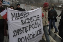 Niezadowoleni mieszkańcy blokują drogę pod Ostródą