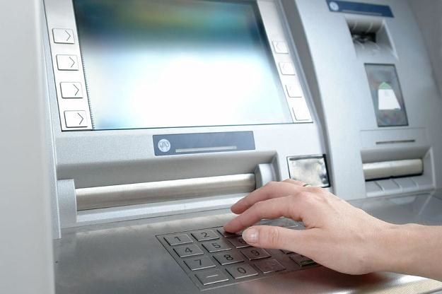 Niezależni operatorzy bankomatów chcą wprowadzenia prowizji od wypłaty gotówki z ich bankomatów /&copy;123RF/PICSEL