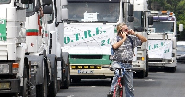 Niezależnie, gdzie na świecie. Niezależnie, czy na rowerze czy pieszo - trzeba pilnować komórki /AFP