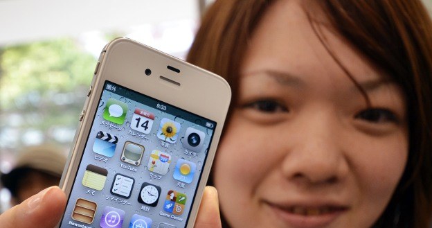 Niezależnie od miejsca na świecie - dla wielu osób zakup takich urządzeń jak iPhone 4S to euforia /AFP