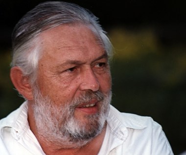 Niezapomniane kreacje stworzył w takich filmach, jak "Noce i dnie", "Znachor" czy "Szpital przemienienia". Gdyby żył, Jerzy Bińczycki miałby 80 lat. Urodził się 6 września 1937 roku w Witkowicach pod Krakowem. Aktorem był niezwykłym i pełnym pasji, człowiekiem - nieśmiałym, choć nie pozbawionym poczucia humoru.
"Teatr uważam za najważniejsze miejsce w mojej działalności" - mawiał, ale to film zapewnił mu popularność, uznanie krytyków i podziw widzów.