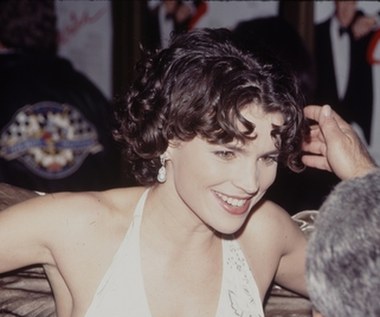 Niezaprzeczalnym faktem jest, że Hollywood zwróciło na nią uwagę dzięki jej nieprzeciętnej urodzie - ale dziś Ormond skłania się raczej ku przypuszczeniu, że wygląd zewnętrzny odbił się ujemnie na jej karierze. „Wychowali mnie rodzice, którzy nigdy nie wspominali o takich rzeczach, jak piękno fizyczne; nie przywiązywali również wagi do tego, jak ktoś wygląda - opowiada. - Moja mama wciąż świetnie się prezentuje, a ludzie prawią jej komplementy. Ja jednak nie pamiętam, żeby w naszym domu rodzinnym mówiło się o mojej urodzie. Nie przypominam sobie ani jednej wzmianki na ten temat. Tak było dopóki nie skończyłam 14. roku życia. Rodzice troszczyli się tylko o to, czy jestem czysta i czy wyglądam schludnie” – mówiła „New York Timesowi”.