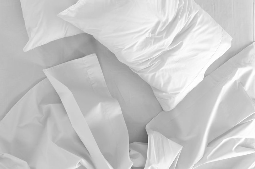 niezaścielone łóżko /© Photogenica