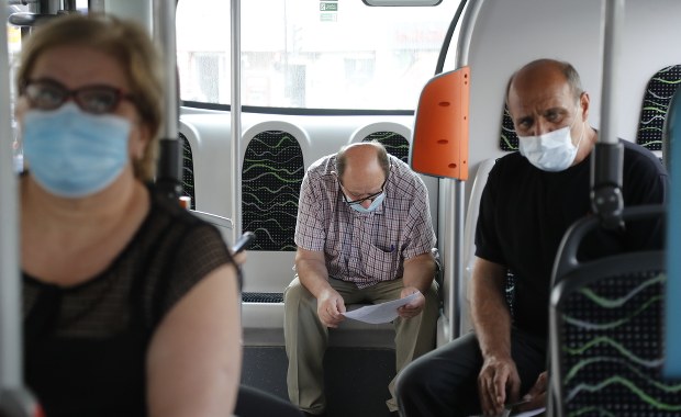 Niezaszczepieni na bezpłatny urlop? Wiceminister ujawnia decyzję rządu 