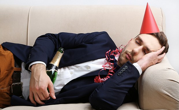 Niezawodne sposoby na kaca. Przed imprezą, w trakcie i po