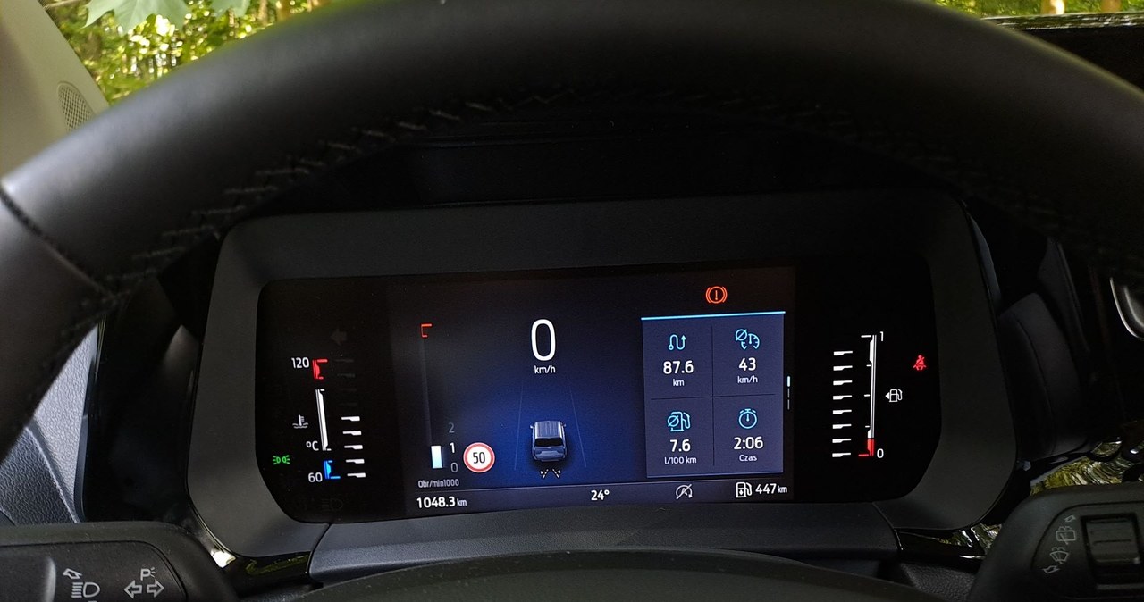 Niezbędne dla kierowcy informacje wyświetla 8-calowy ekran. Samochód nie jest dostępny z analogowymi zegarami. /Maciej Olesiuk /INTERIA.PL