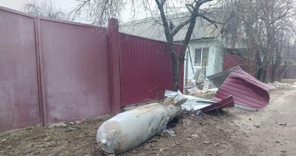 Niezdetonowana rosyjska bomba FAB-250 w jednej z ukraińskich miejscowości /STATE EMERGENCY SERVICE OF UKRAI / ANADOLU AGENCY /AFP