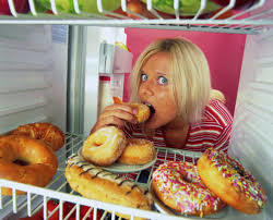 Niezdrowa żywność w lodówce /© Photogenica