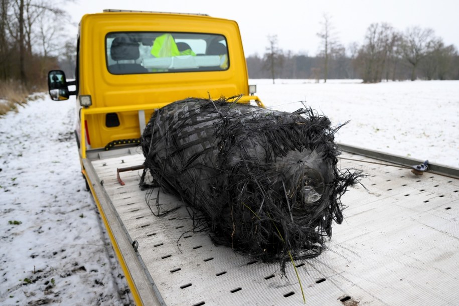 Niezidentyfikowany obiekt na miejscu znalezienia w lesie w miejscowości Sędziny w pow. szamotulskim /	Jakub Kaczmarczyk   /PAP