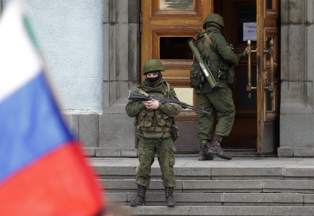 Niezidentyfikowany żołnierz przed budynkiem administracji w Symferopolu /MAXIM SHIPENKOV    /PAP/EPA