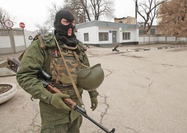 Niezidentyfikowany żołnierz w pobliżu Symferopolu /ARTUR SHVARTS /PAP/EPA