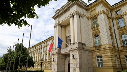 Nieznana substancja rozlana przed kancelarią premiera