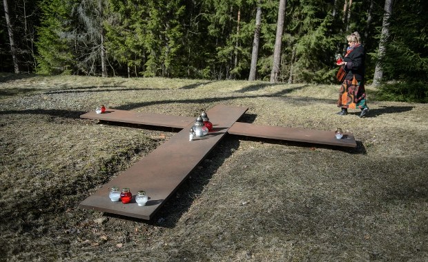 "Niezrozumiała nienawiść" wobec Polaków. Co Rosjanie robią na cmentarzach?