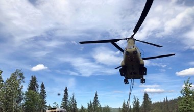 Niezwykła akcja w USA. Wysłali śmigłowce, by zrzucały ładunki do rzek
