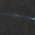 Niezwykła kometa na nocnym niebie