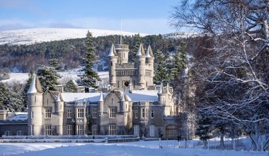 Niezwykła kr&oacute;lewska rezydencja zachwyca także zimą. Można ją zwiedzać
