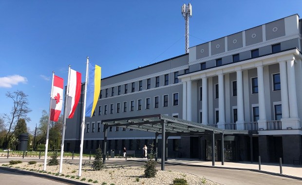 Niezwykła misja kanadyjskich lekarzy w Polsce: Operują ofiary wojny w Ukrainie 