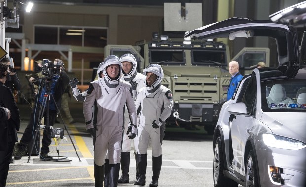 Niezwykła misja w Kosmosie. Crew Dragon połączył się z ISS [TRANSMISJA]