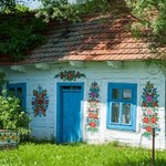 Niezwykła wieś niedaleko Tarnowa. Kwiaty malują tam nie tylko na domach