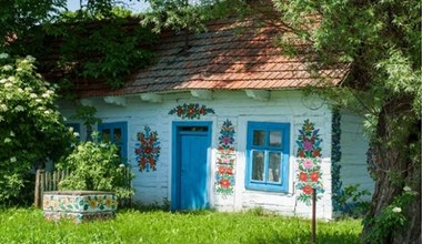 Niezwykła wieś niedaleko Tarnowa. Kwiaty malują tam nie tylko na domach
