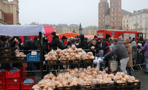 Niezwykła Wigilia na krakowskim rynku. To największy świąteczny stół w Polsce