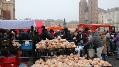 Niezwykła Wigilia na krakowskim rynku. To największy świąteczny stół w Polsce
