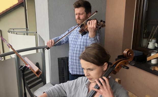 Niezwykłe koncerty w czasie pandemii w Będzinie. Muzycy filharmonii grają na swoim balkonie