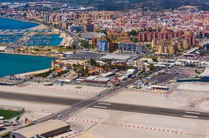 Niezwykłe lotnisko na Gibraltarze - przecina je czteropasmowa droga 