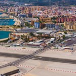 Niezwykłe lotnisko na Gibraltarze - przecina je czteropasmowa droga 
