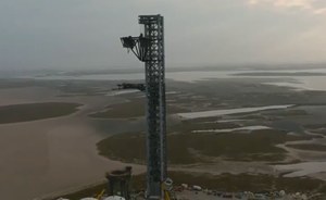 Niezwykłe nagranie z drona ukazuje wieże startową statku Starship