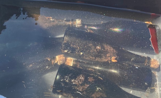 Niezwykłe odkrycie Polaków na dnie Bałtyku. "Carski szampan"