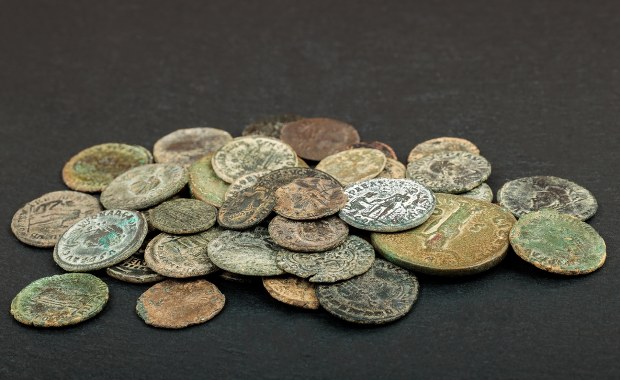 Niezwykłe odkrycie. Skarbonka sprzed 1800 lat pełna rzymskich monet