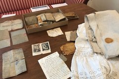 Niezwykłe odkrycie we wsi Wrzesina: Dokumenty, listy, ubrania. Wszystko zakopane w kanach po mleku